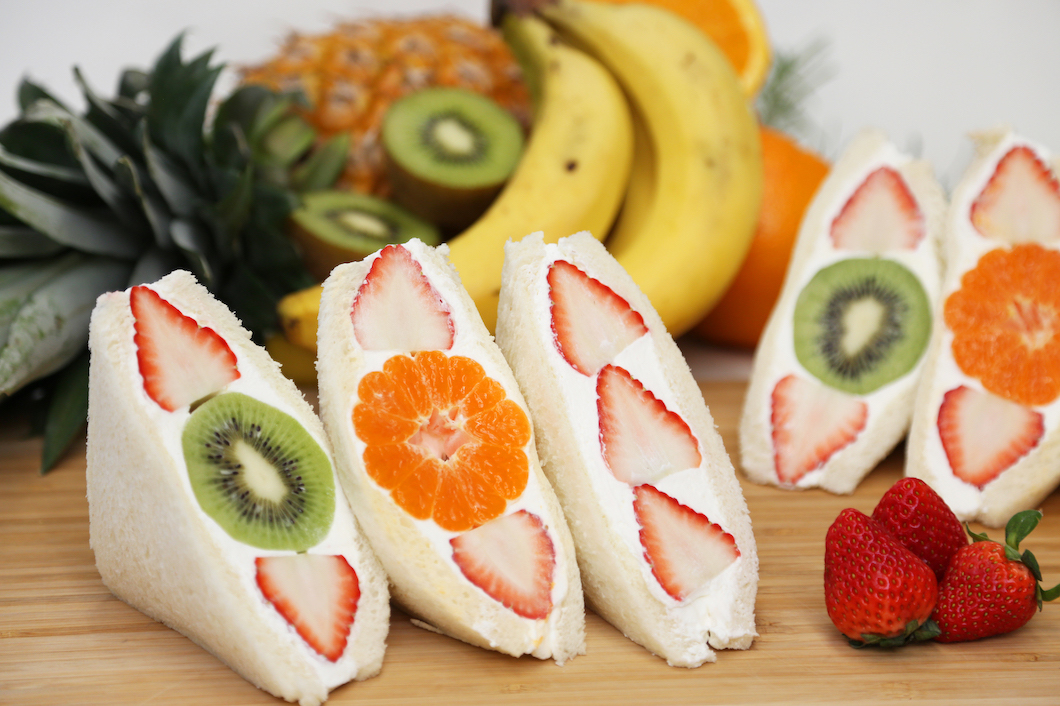 フルーツサンド 380円～（+300円でドリンクセットに）