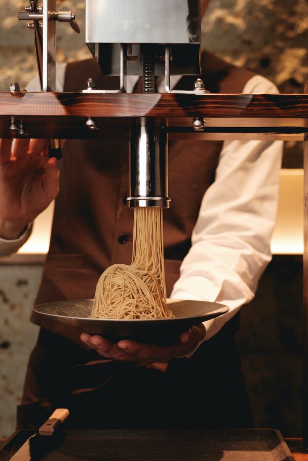 細さ1.2mmのモンブランを目の前で絞って完成！