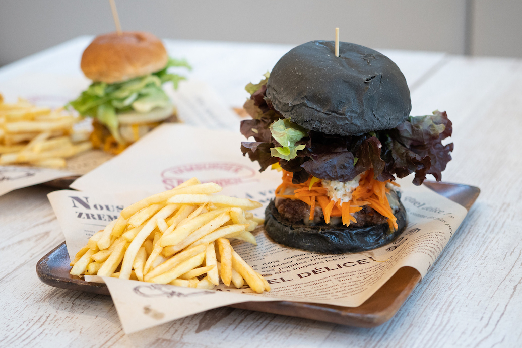 「特製ジビエバーガー 」1950円。山梨県内の工場で処理しているためクサみが少ないんだとか