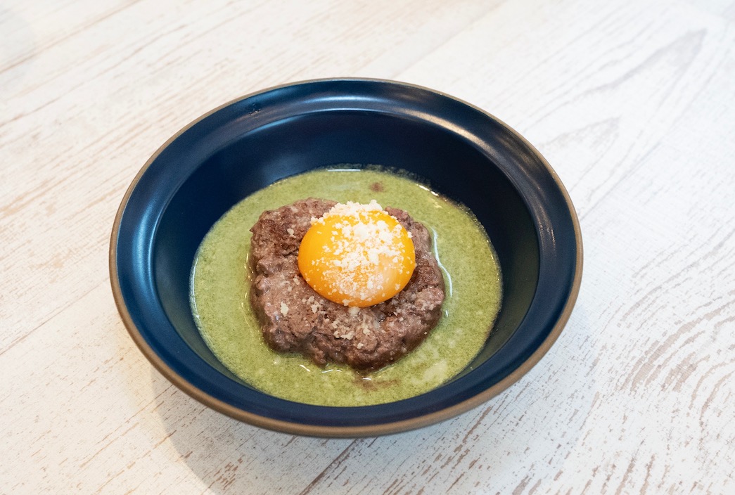 写真は「Vegibierわんハンバーグ」小型犬用（鹿肉60g、全体量100g程度）650円。Wサイズ（鹿肉120g、全体量190g程度）1100円、トリプルサイズ（鹿肉180g、全体量280g）1400円もあり