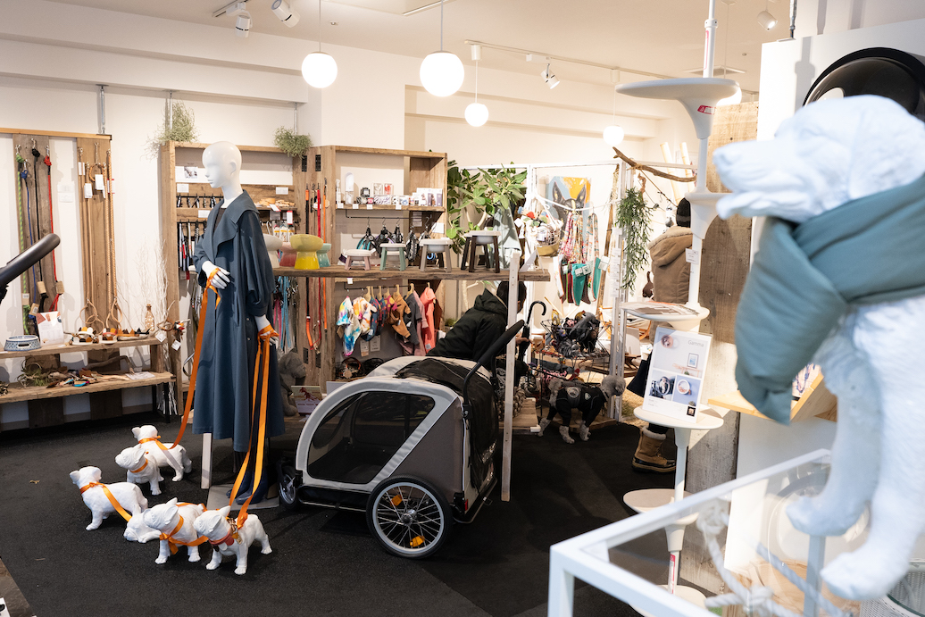 「べジビエ」の近くには、おしゃれで機能的なアイテムが揃うペット用品店「paw’s living」が