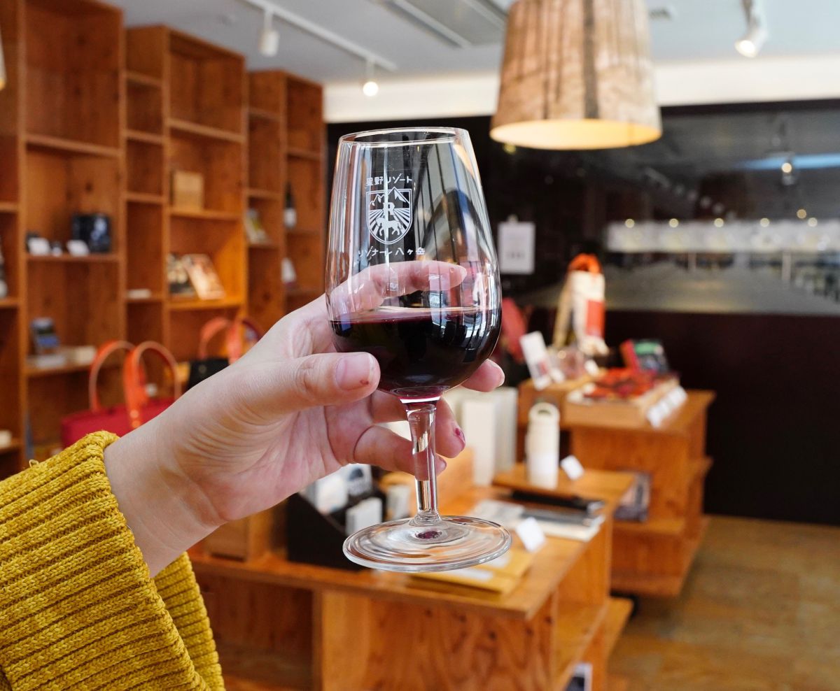 「ワインの学校」は、本日のワインを片手に受講。この日は勝沼エリアにある「マスカットベーリーA」というブドウを使った赤ワインでした