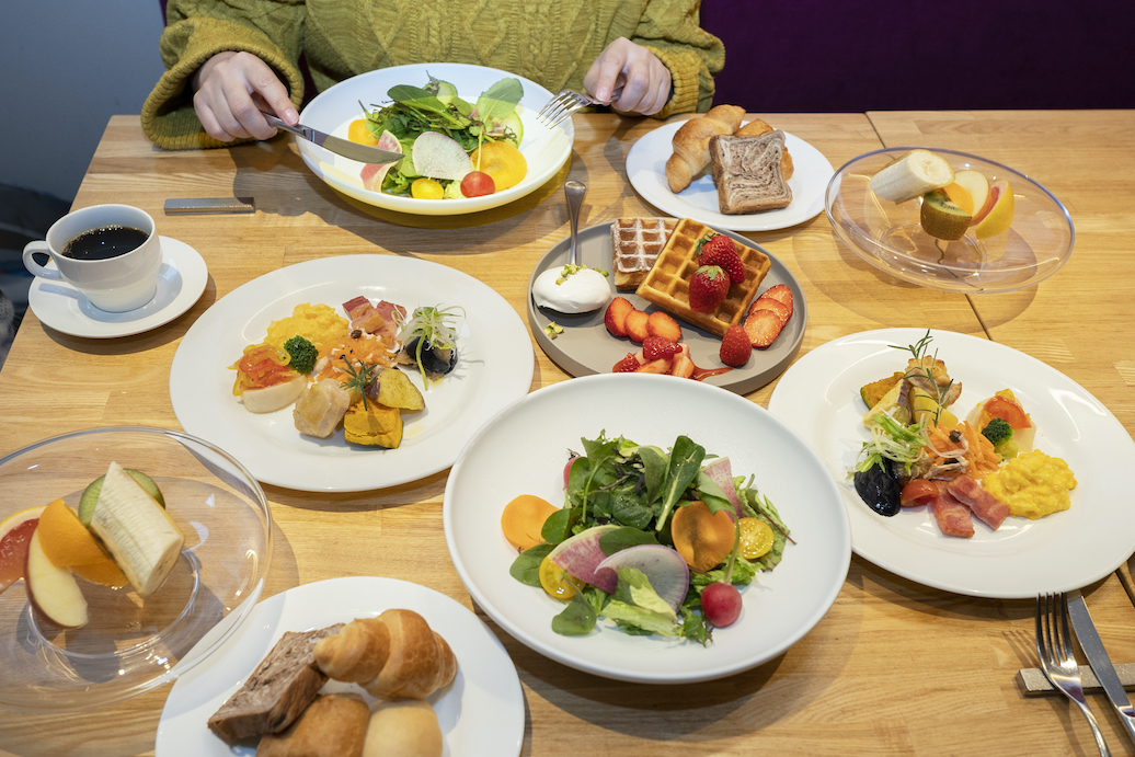 ビュッフェ朝食のセルフ盛り付けの一例