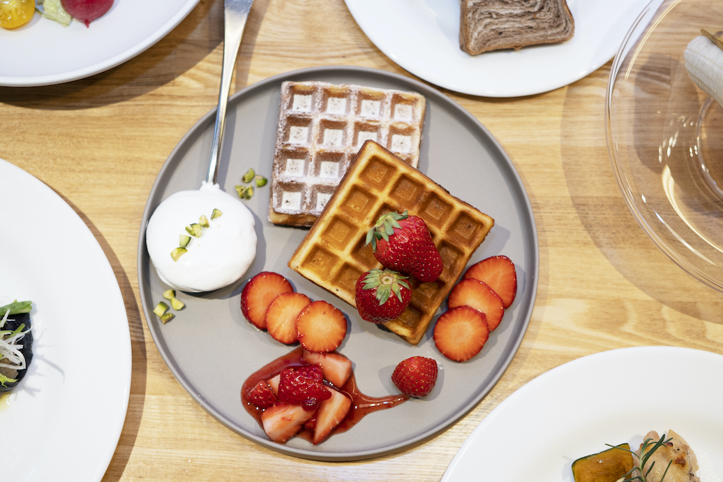 目の前でシェフが焼いてくれるワッフル。ジャガイモを練り込んだ生地はサクサク、ヨーグルトクリームはたっぷり！