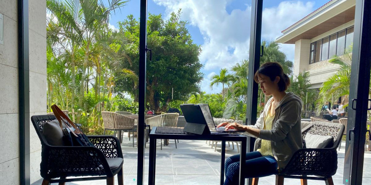 ワーケーションって？体験事例＆宿泊プラン19選｜メリットデメリットなど、テレワーク施設の疑問を解消！