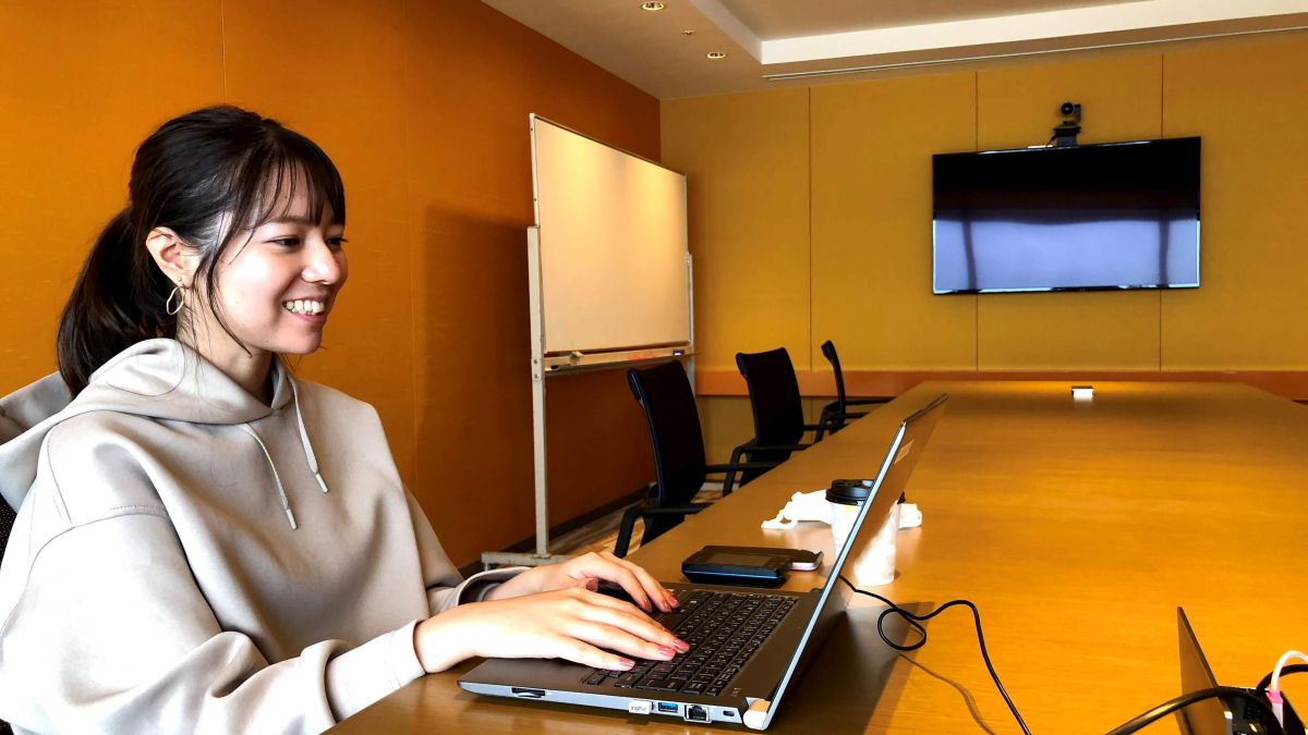 東京の編集部と打ち合わせ中。