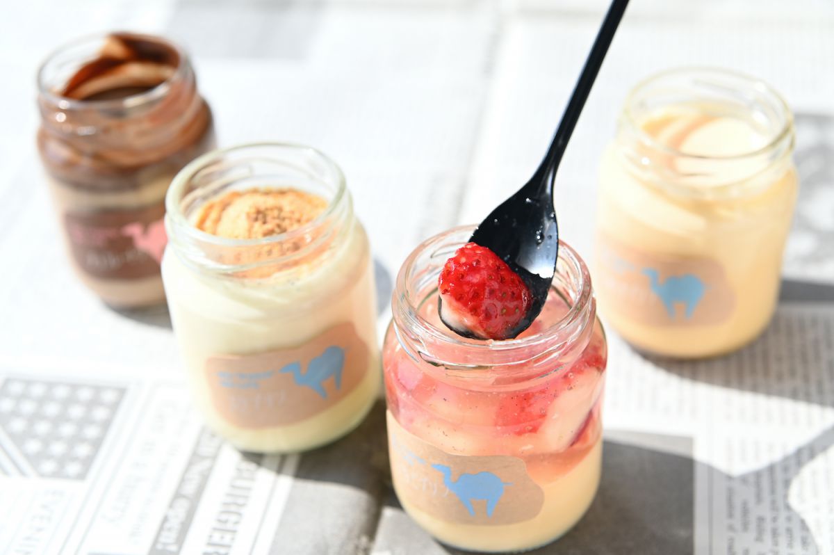 写真左奥から、チョコレートプリン（440円）、砂プリン（432円）、いちごプリン（410円）、なめらかプリン（324円）