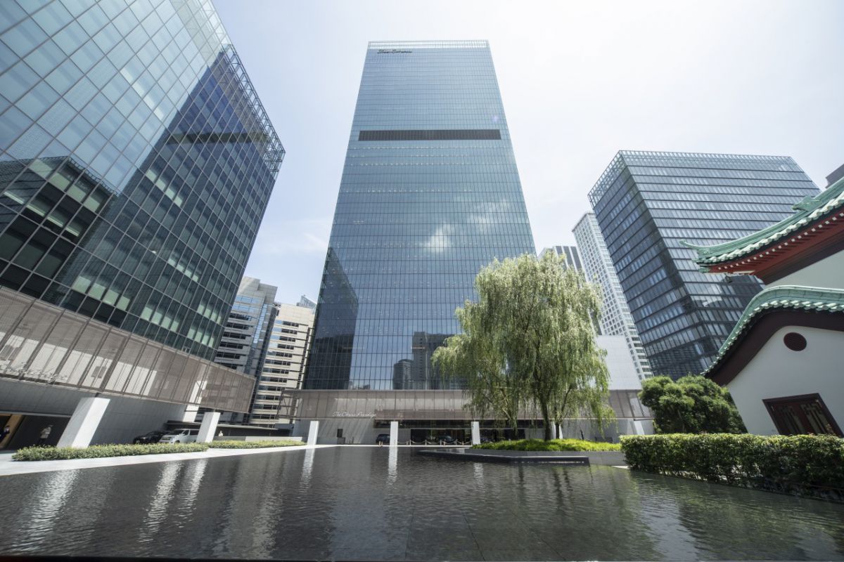 左「オークラ ヘリテージウィング」、正面「オークラ プレステージタワー」