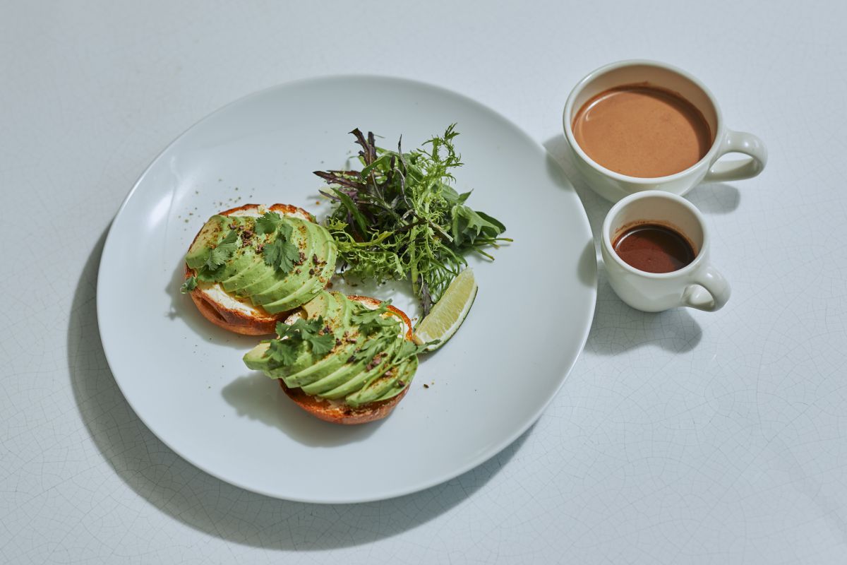 「カカオバターブリオッシュのオープンサンドセット　アボカド」1430円（税込）