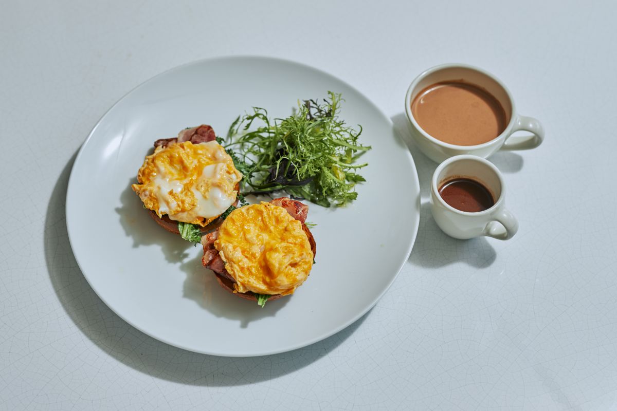 「カカオバターブリオッシュのオープンサンドセット　スクランブル」1320円（税込）