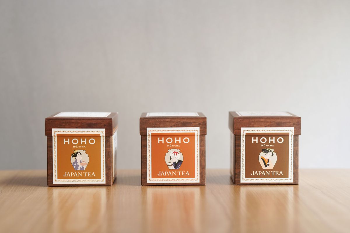 左から「幸せの焙じ茶 100ｇ」（780円）、「悦びの焙じ茶 100g」（980円）、「極みの焙じ茶 100g」（1180円）