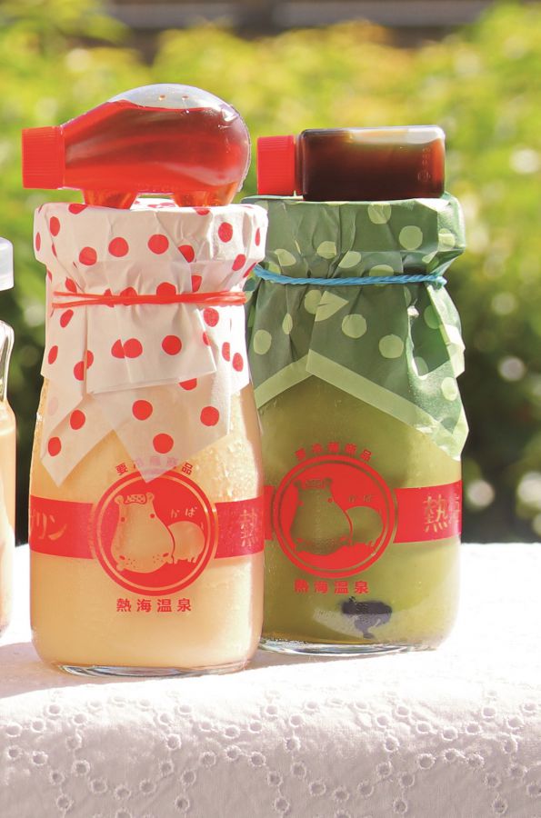 右より、熱海プリン黒豆入り・黒蜜付400円、熱海プリン特製カラメルシロップ付380円