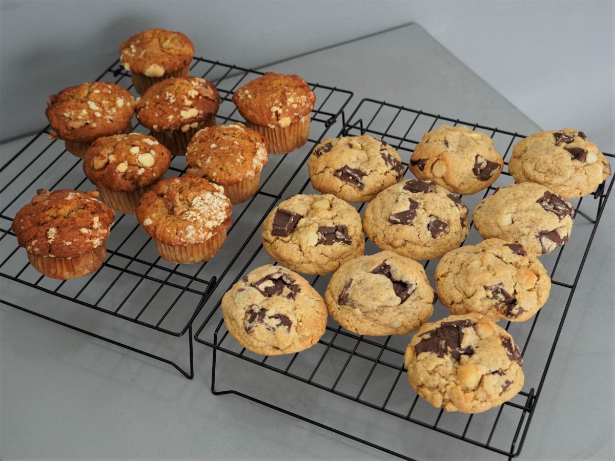 左からマフィン（350円）、クッキー（320円）