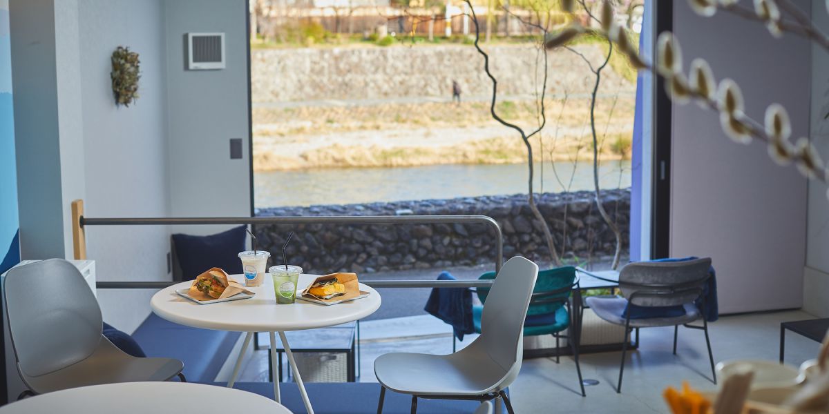 京都の朝は、鴨川と高瀬川にはさまれた川風の気持ちよい「川間食堂」でカフェ＆モーニング