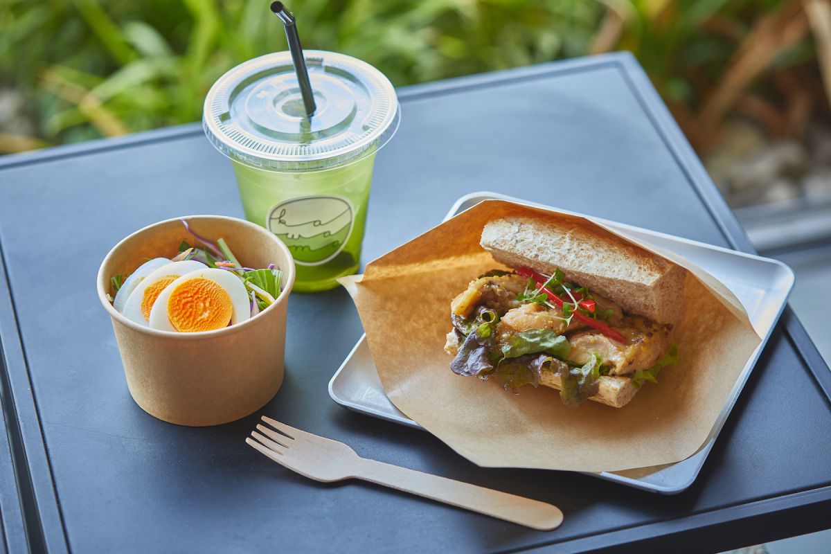 チキンマスタードのサンドイッチ450円、小さなサラダ380円、玉露500円の組み合わせが100円引きになって1230円