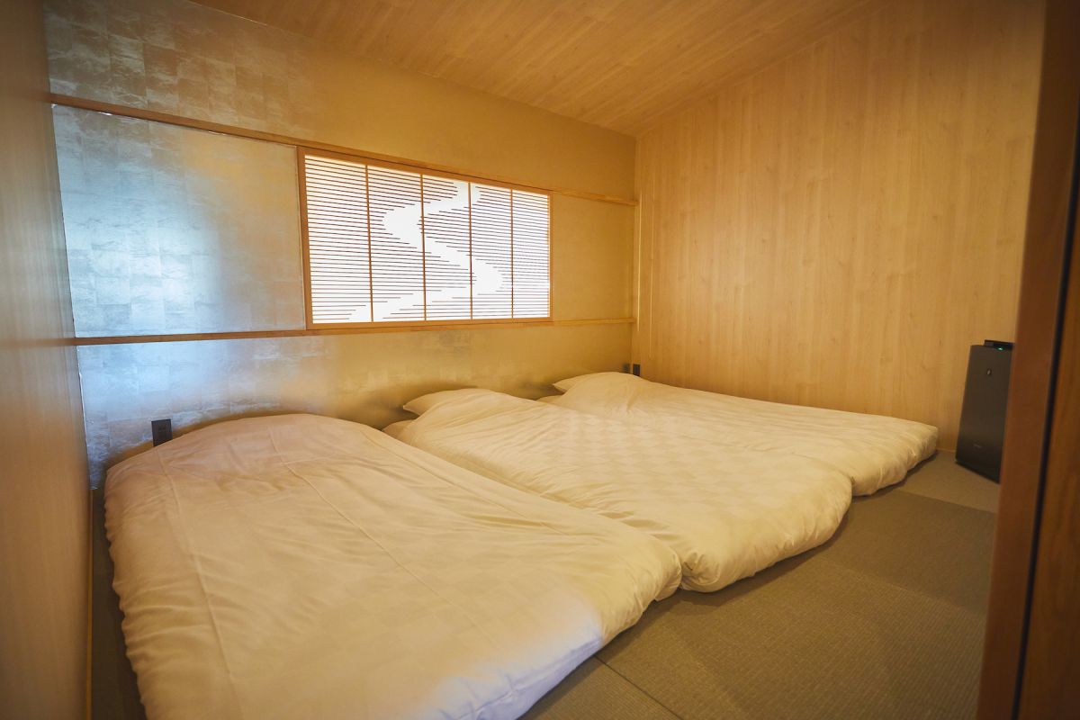 宿泊費は1棟貸し1泊朝食付きで1万8000円〜 （5名まで利用可）