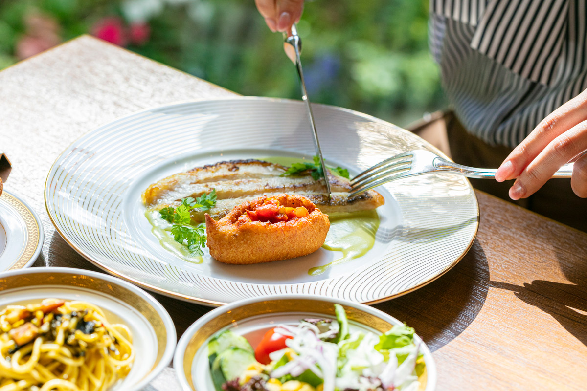 【メインディッシュ付きランチブッフェ一例】白甘鯛のポアレ グリーンピースのソース