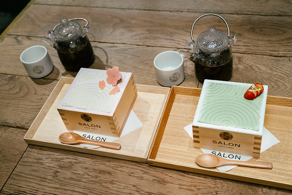 左から「茶房パフェ –SAKURA-」（単品）1500円（お茶付き）1900円 ※4月末まで、「茶房パフェ –日本庭園風-」（単品）1200円（お茶付き）1600円（すべて税込）