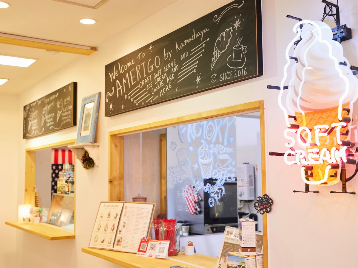 店舗入口の左側には、レジカウンターとアイスクリーム製造室が