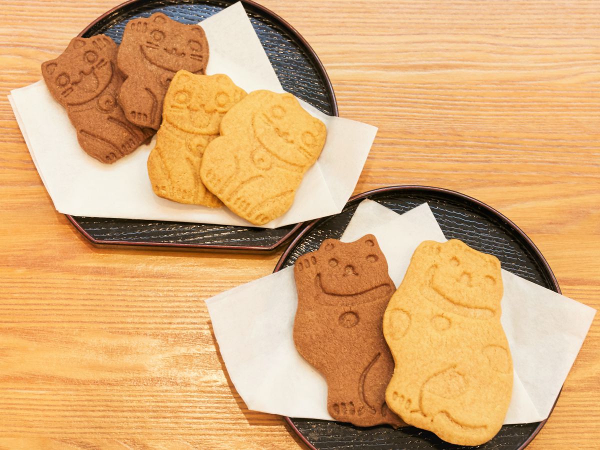 （手前）2代目招き猫（奥）初代・阿吽（あうん）招き猫／招き猫サブレ 1枚158 円～