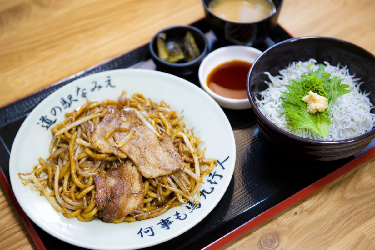 「なみえ焼そば＋釜揚げシラス丼ミニ」1300円 、「なみえ焼そば」単品は並盛り650円