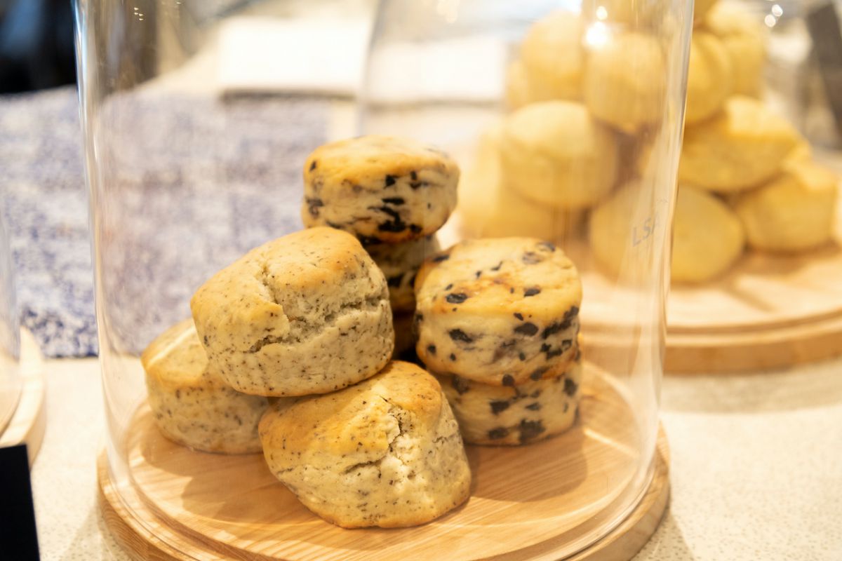 スコーン（手前から）アールグレイ2個712円、レザン2個691円、クラシック2個648円