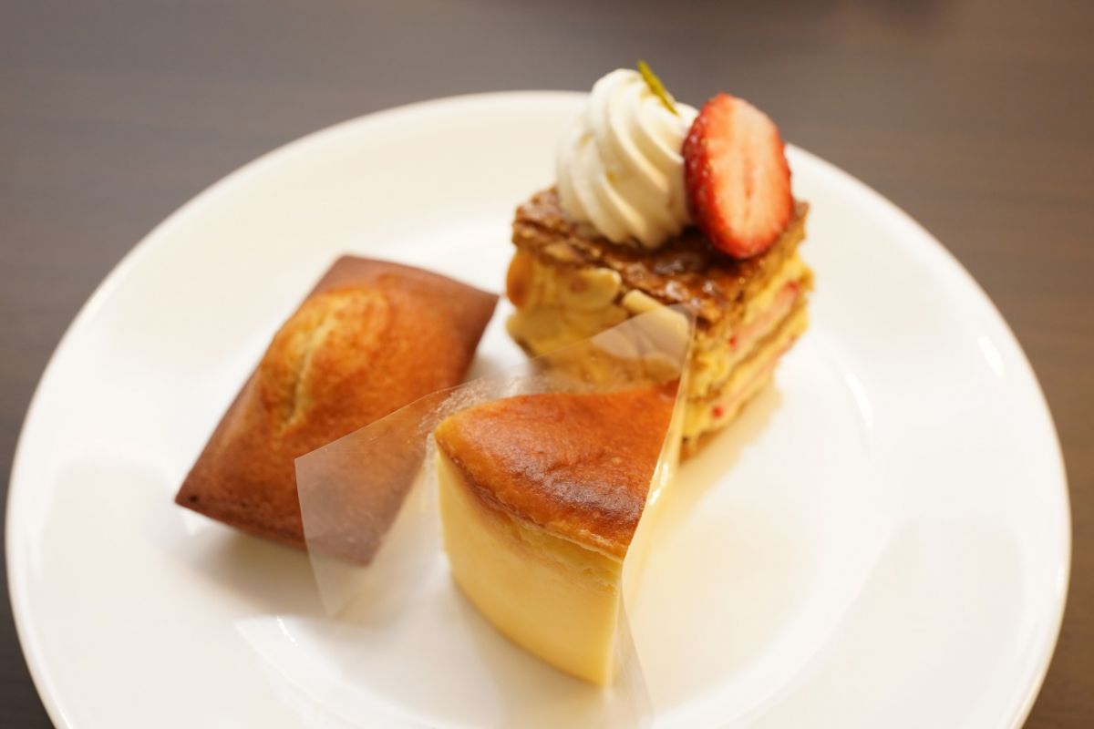 写真手前が「BASQUE CHEESECAKE」（試食会用にカット済み）