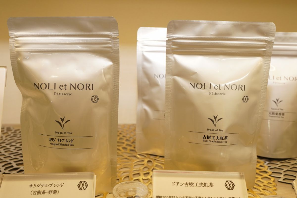 オリジナルブレンド（古樹茶・野菊）2400円、「ドアン古樹工夫紅茶」1100円