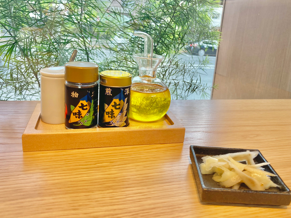 調味料左から、ろく助 うましお、深入り黒七味、辛口七味、山椒オイル