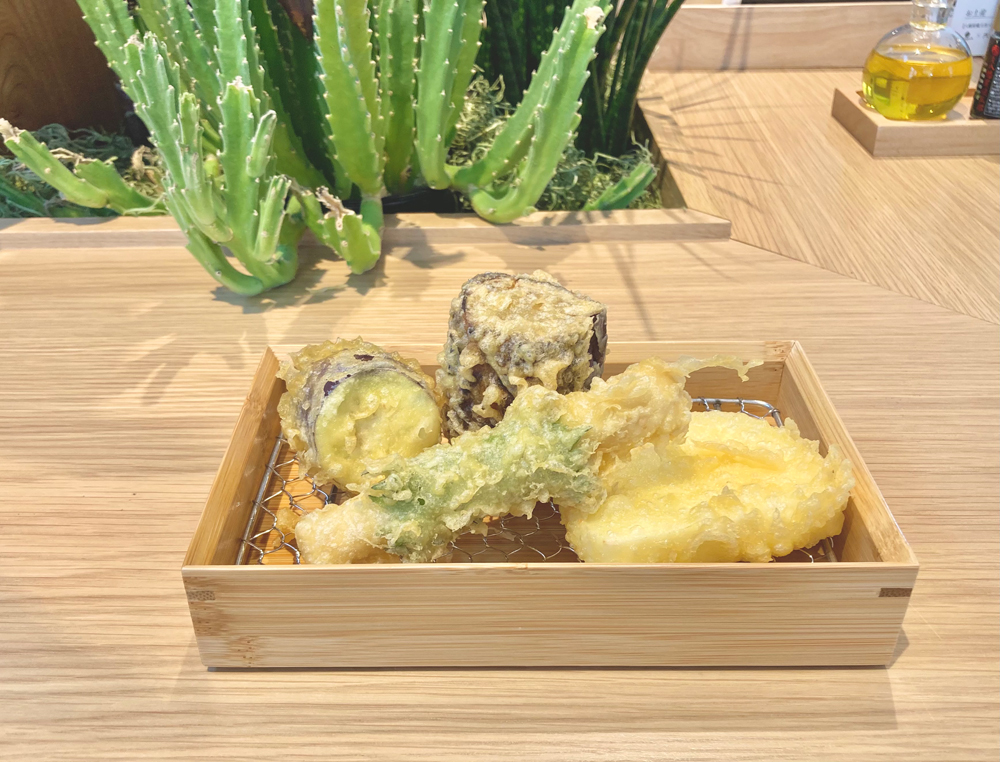 左上から時計回りに「肥後大長なす天」150円、「焼きいも天」200円、「モッツァレラチーズ天」250円、「湯葉の大葉巻き天」250円（すべて税込）