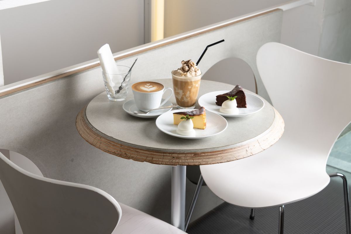 ※写真は店頭で販売しているスイーツとドリンクです。