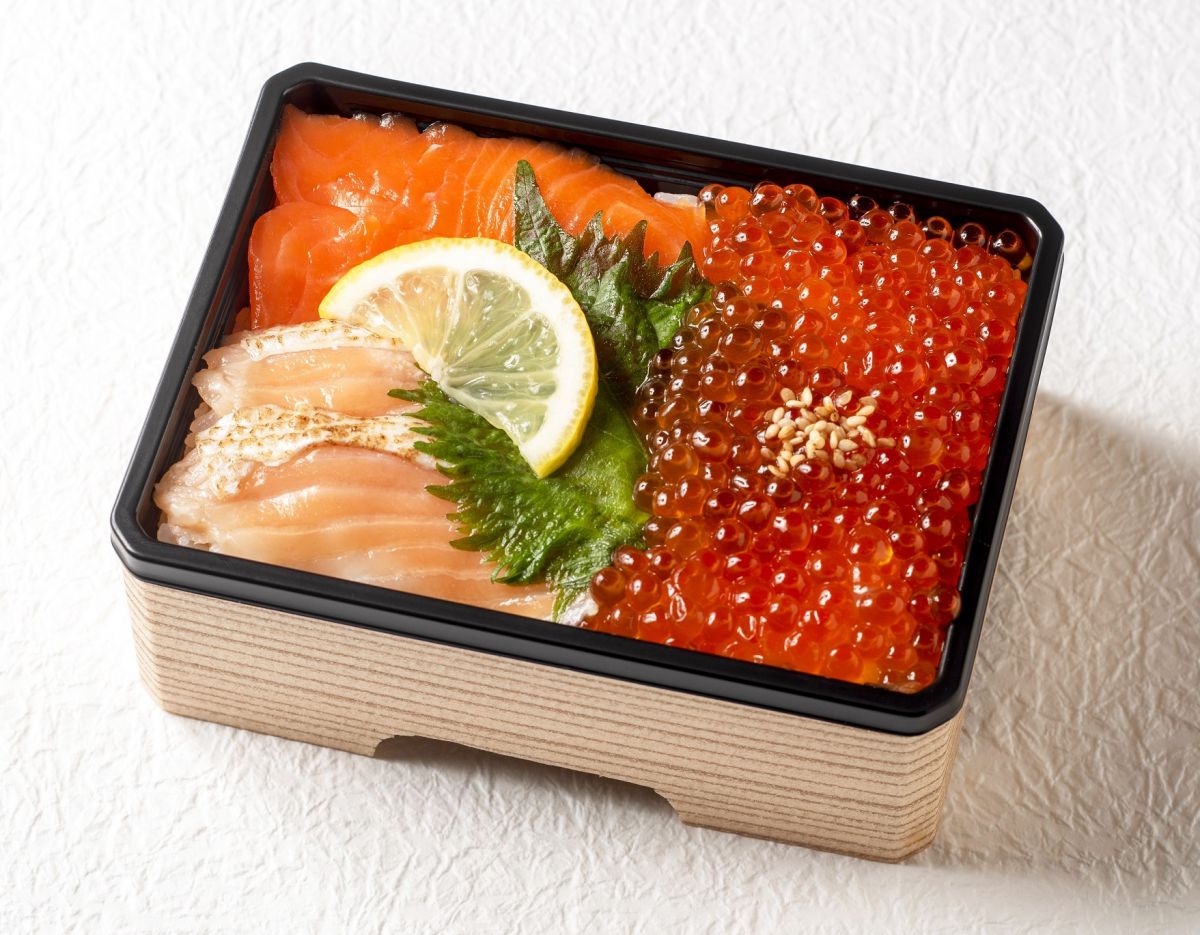 エキュート京葉ストリート/1F改札内『魚力海鮮寿司』の「サーモン・いくら丼」950円〈東京駅限定〉