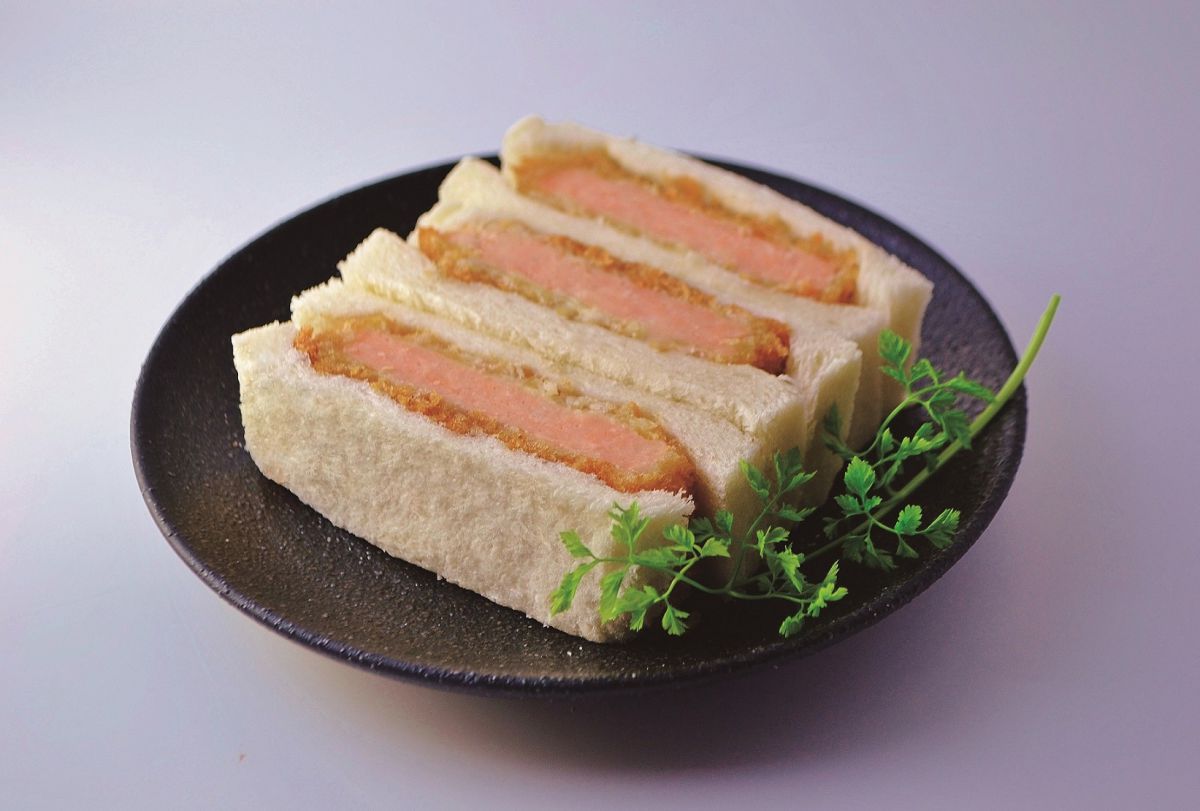 グランスタ東京/1F改札内『ＴＯＵＢＥＩ』の「サーモンカツサンド」580円 