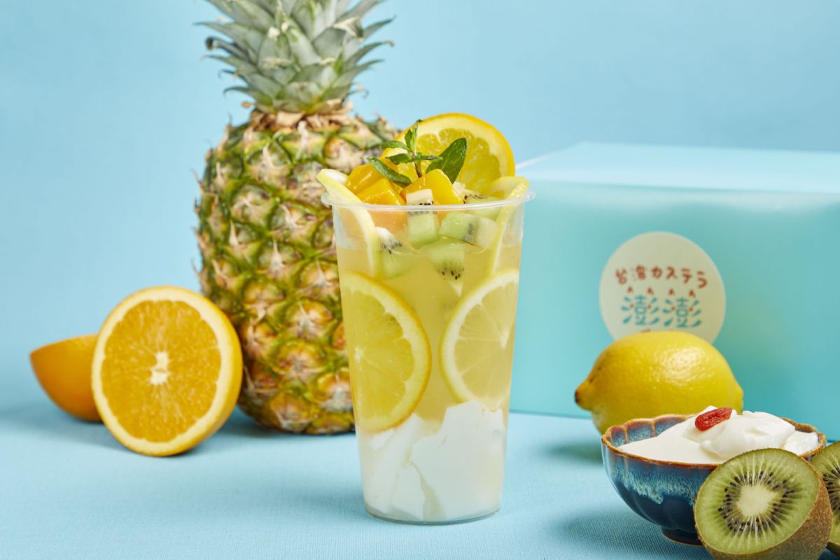 台湾 ポンポンフルーツティー　オレンジ＆マンゴー、ストロベリー、パインレモネード各種 550円 【トッピング】杏仁豆腐 + 70円 、ナタデココ  + 100円