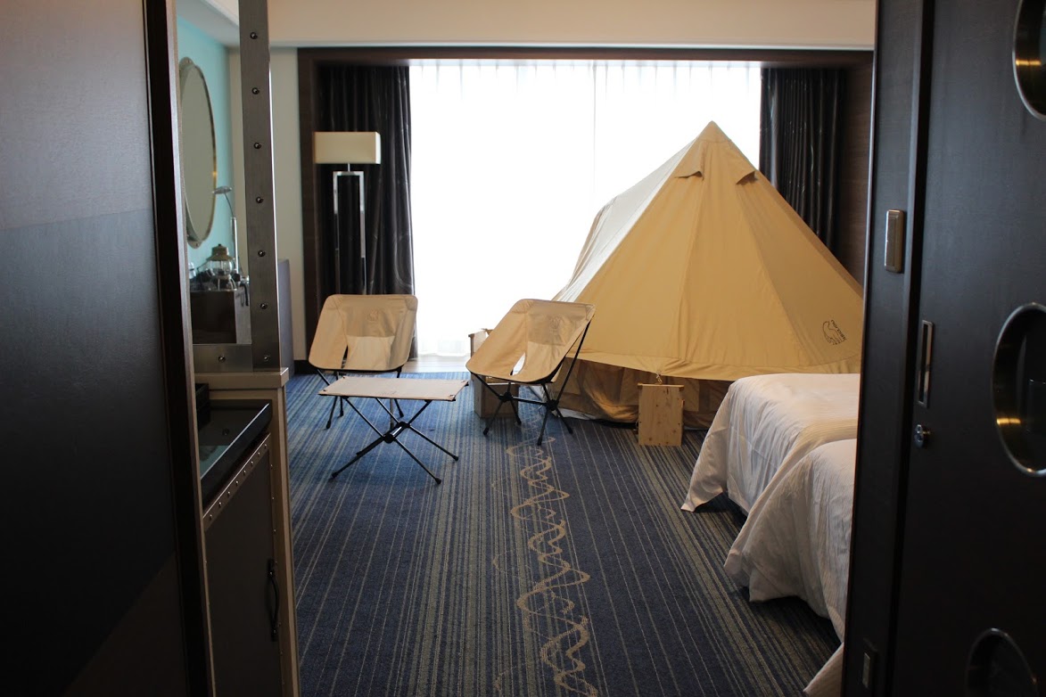 扉を開けて部屋に入ると正面にはテントが！