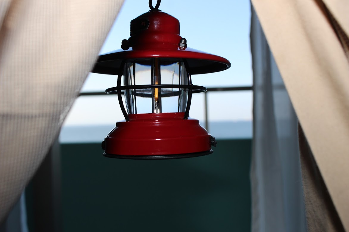 テントの隙間からちらりと見える海の眺望