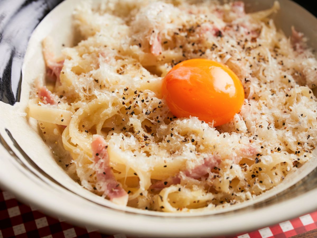 定番の生カルボナーラ  869円　※価格はイートインの場合