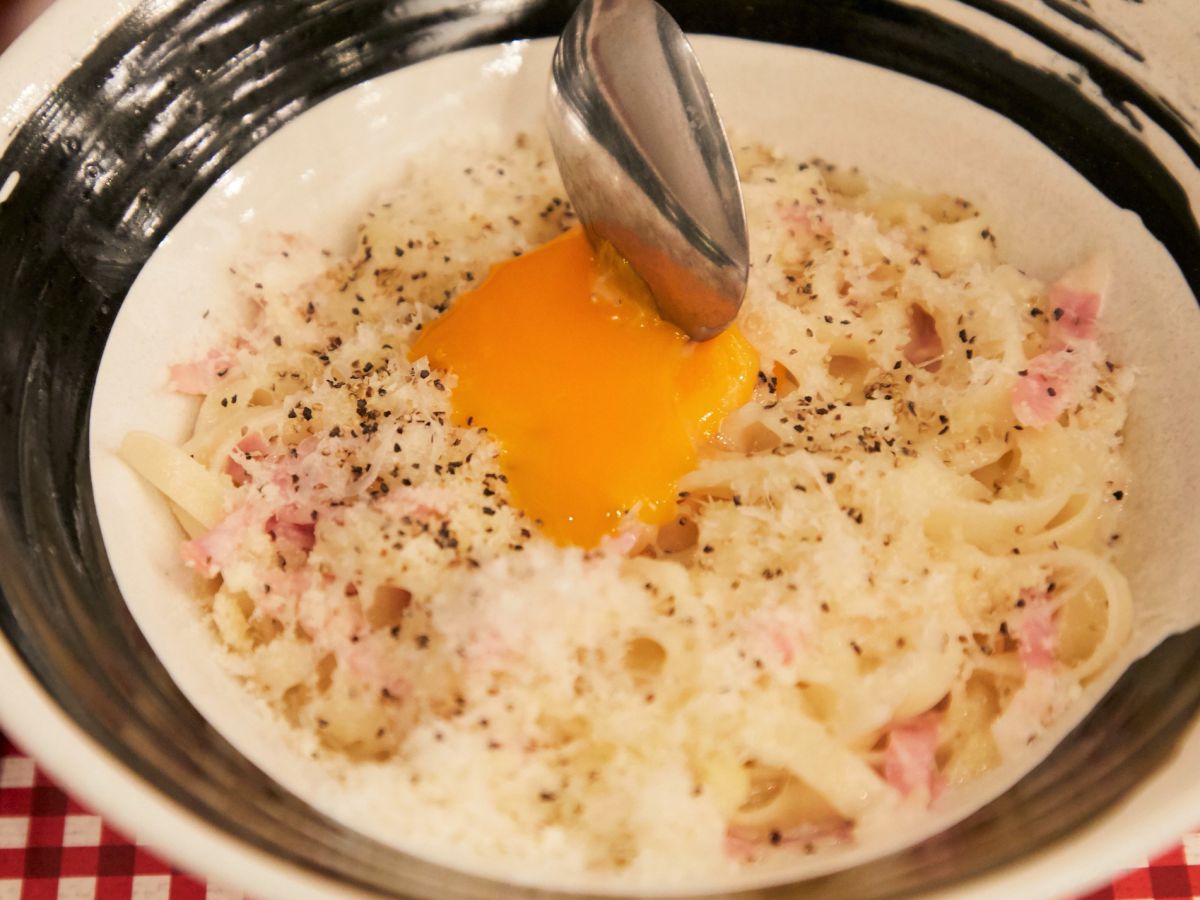 卵黄は食べる直前に割って、生パスタに絡めてどうぞ！卵黄は食べる直前に割って、生パスタに絡めてどうぞ！