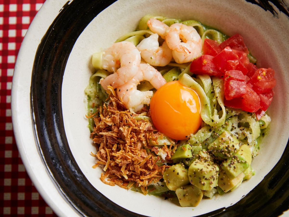 海老とアボカドのバジル生カルボナーラ 1309円  ※価格はイートインの場合