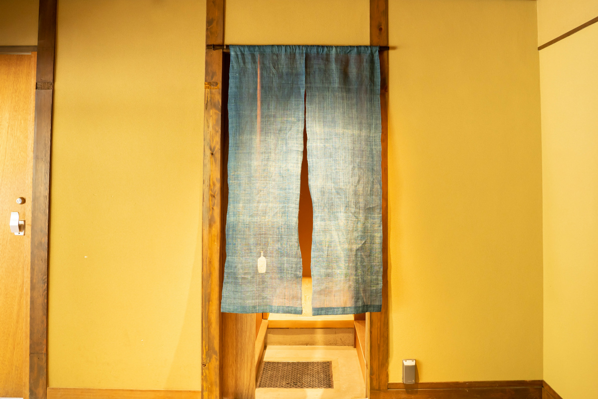 徳島県の藍染メーカー「BUAISOU（ぶあいそう）」の暖簾をくぐって2階へ