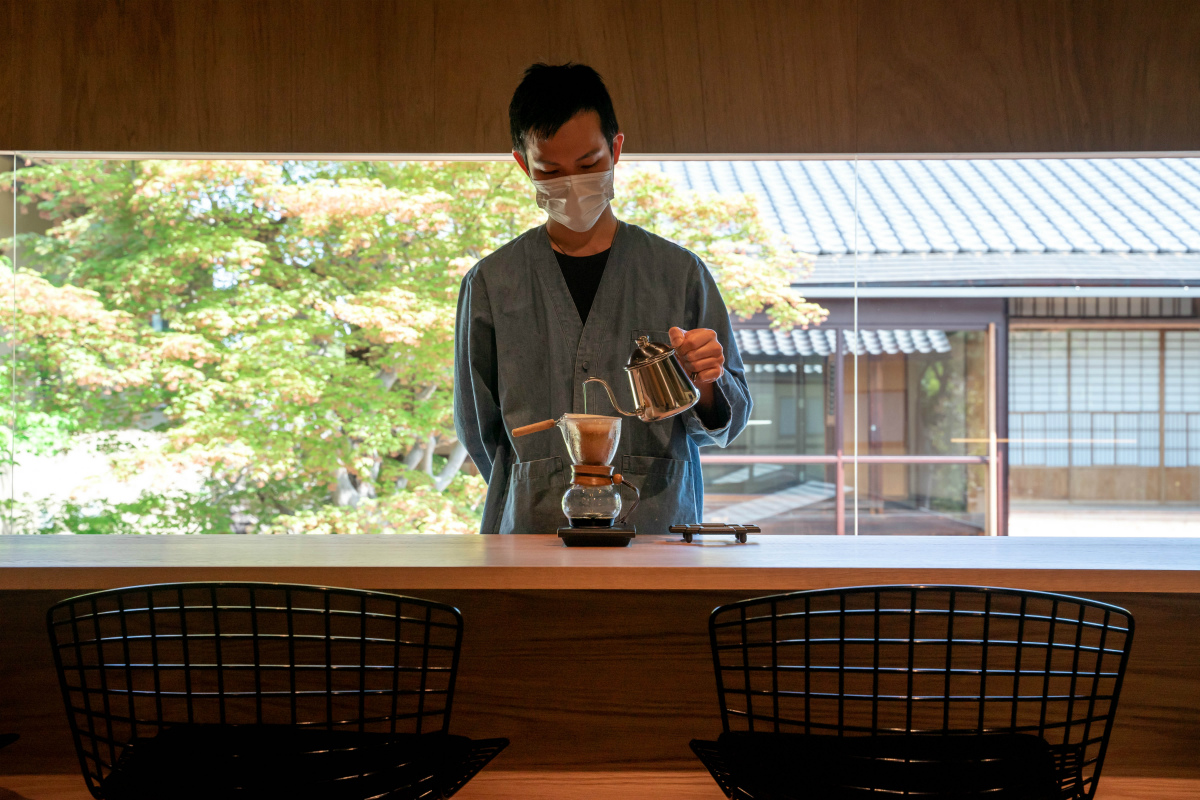 バリスタの筈谷（はずたに）さん。目の前でいれてもらえる