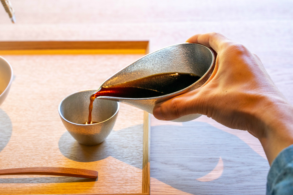 コーヒーをまろやかにする錫の酒器を使用