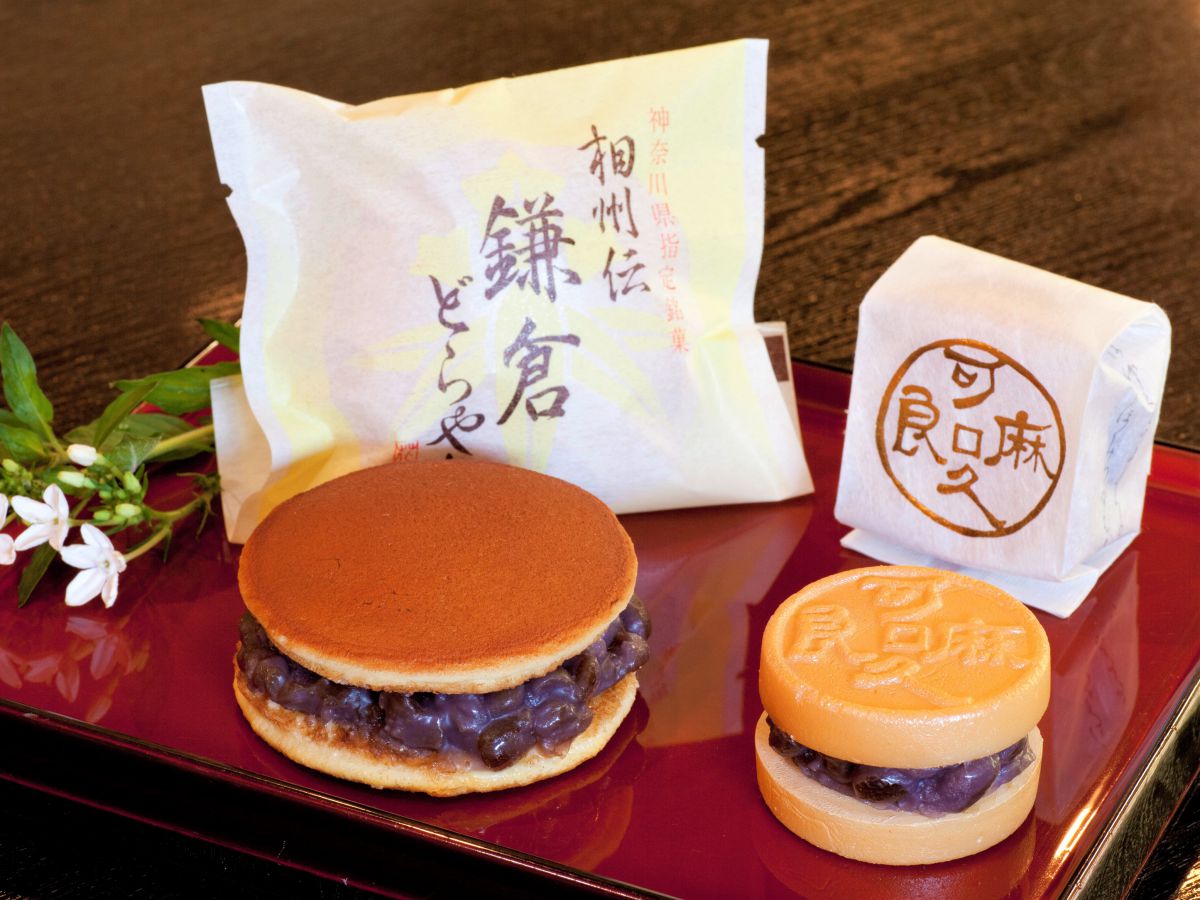 （左）相州伝 鎌倉どらやき 1個234円（右）可麻久良最中 1個234円