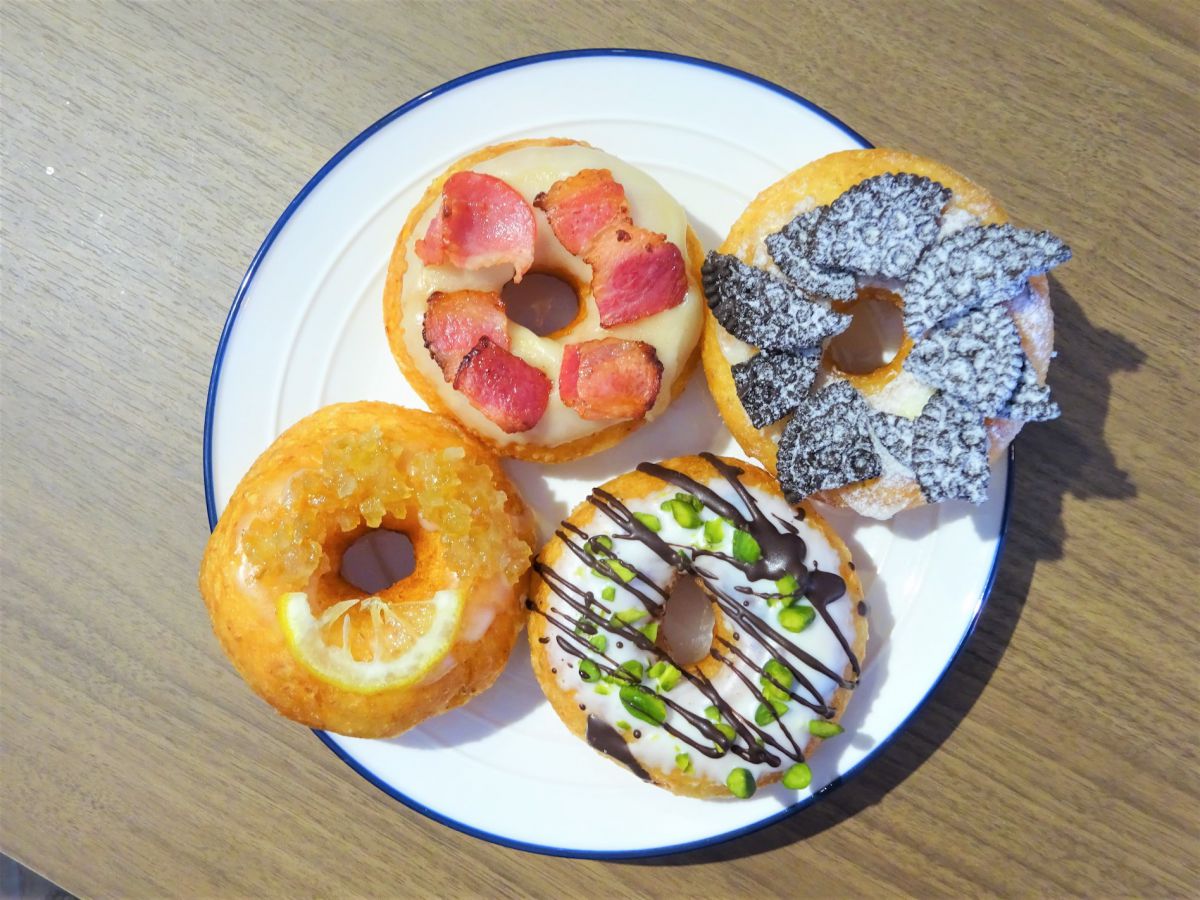 （左上から時計回りに）メープルベーコン390円、クッキー＆クリーム390円、ピスタチオホワイトチョコレート370円、レモングレーズド350円