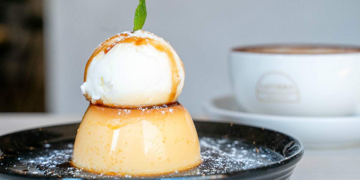 ジェラートを支える健気なプリン!? ラテアートも美しいイタリアンバール