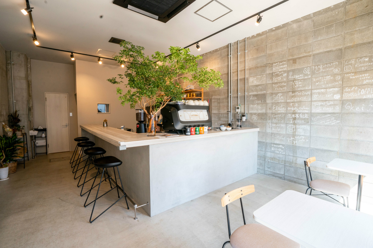 店内はコンクリート造りのスタイリッシュな雰囲気