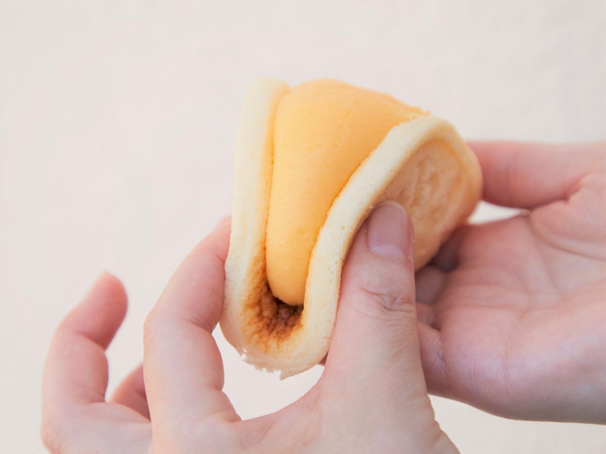 スポンジ生地がふわふわすぎて、少し力を入れただけでもこの状態