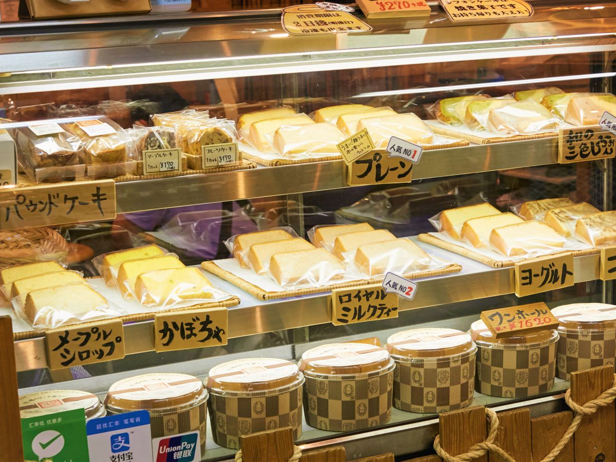 シフォンケーキカット292円～、ホール1750円～