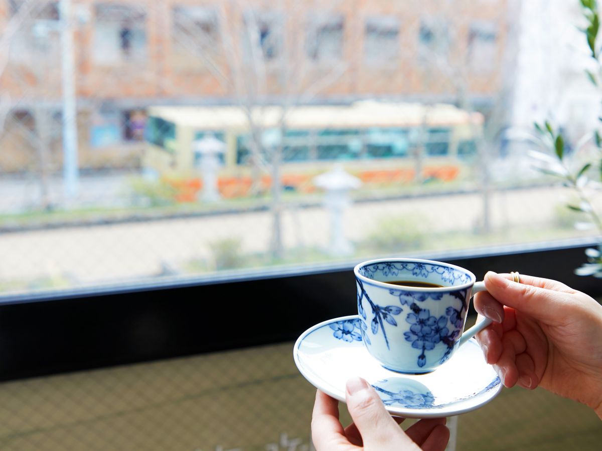 段葛の桜を愛でながら桜柄の有田焼カップでコーヒーを。来年の桜のシーズンが待ち遠しい！