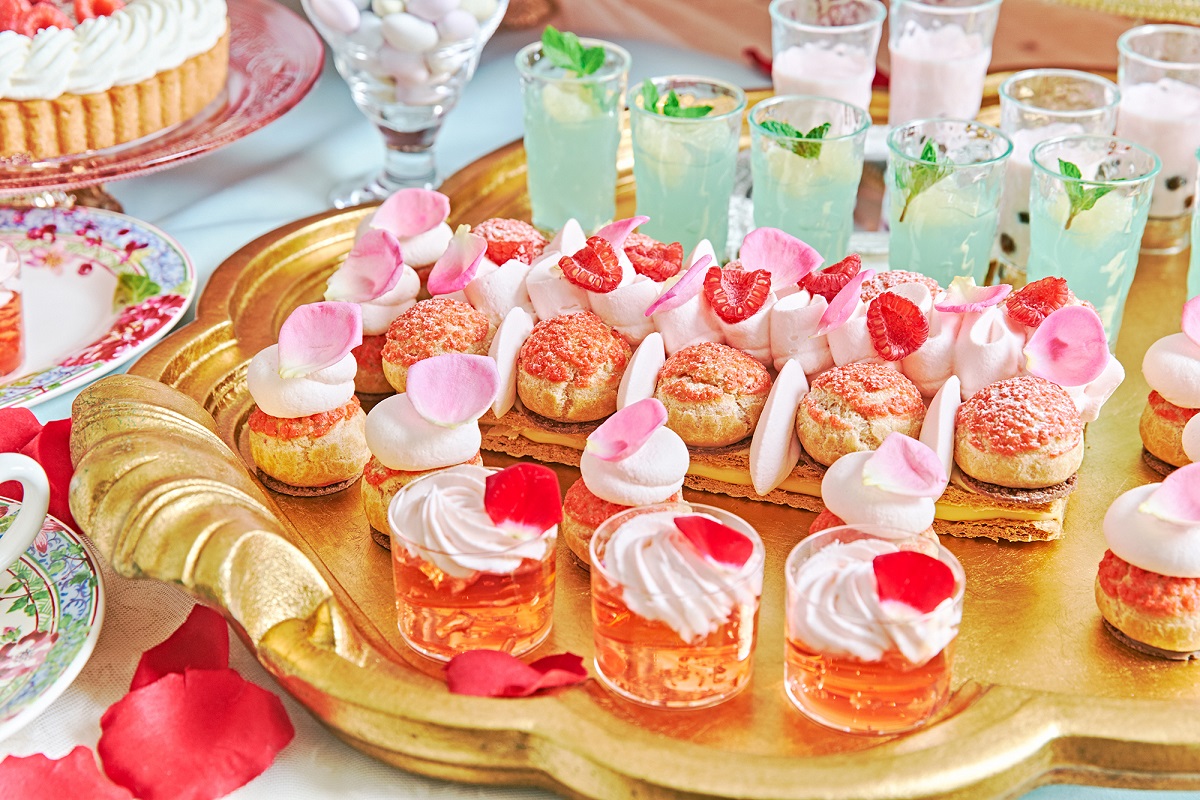 祝福のロゼワインゼリー（写真手前）とヴェルサイユのサントノーレ（写真奥）